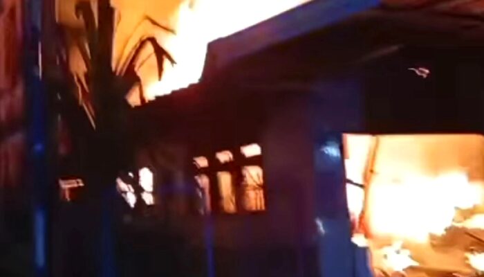 Rumah Warga Malang Nyaris Rata dengan Tanah Terbakar Hebat, Api Bermula di Bagian Dapur