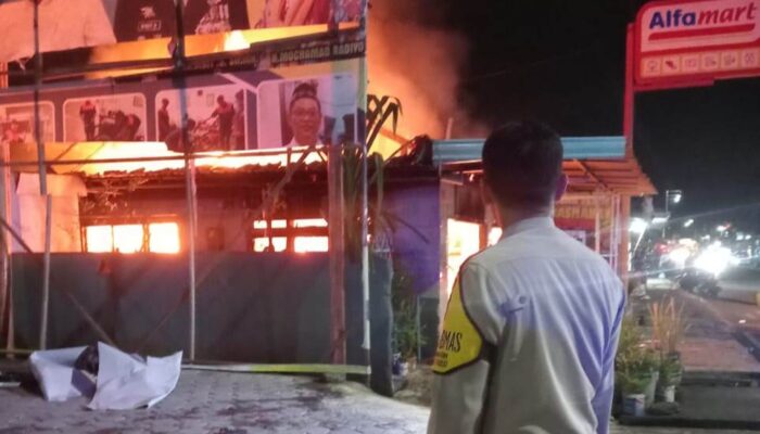 Toko ATK Terbesar di Karangploso Hangus Dilalap Api, Pemilik Nyaris Jadi Korban