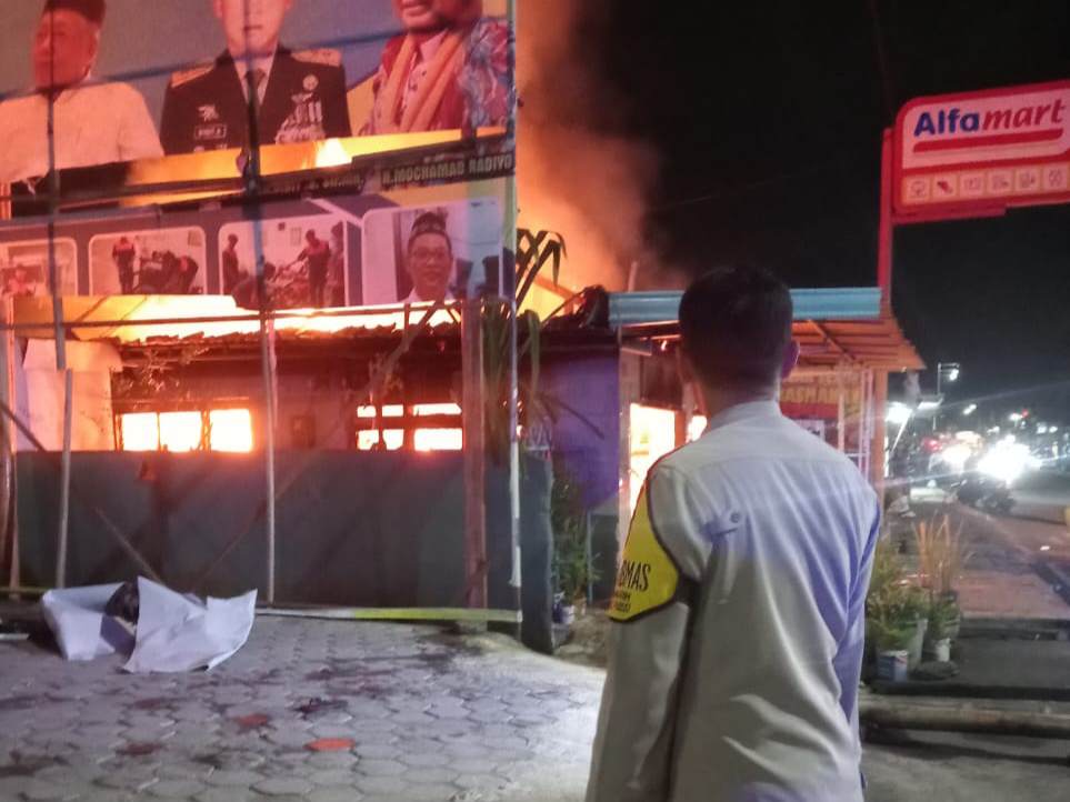 Toko ATK Terbesar di Karangploso Hangus Dilalap Api, Pemilik Nyaris Jadi Korban