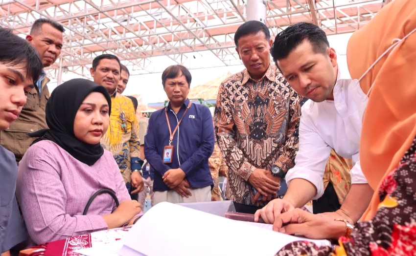 Demi memastikan proses Sistem Penerimaan Murid Baru (SPMB) Jatim Tahun 2025 lancar, Pelaksana Tugas (Plt) Gubenur Jawa Timur, Emil Elestianto Dardak mengunjungi sejumlah sekolah di Surabaya, Senin (9/6/2025).