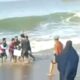 Liburan keluarga ke Pantai Wediawu, Desa Purwodadi, Kecamatan Tirtoyudo, Kabupaten Malang, berubah menjadi tragedi.