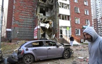 Rusia melancarkan serangan besar-besaran dengan drone dan rudal ke Ukraina menewaskan tiga orang dan melukai setidaknya tiga belas lainnya. Gelombang serangan ini menghantam ibu kota Kyiv dan kota pelabuhan Odesa pada Selasa dini hari (10/06).