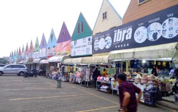 Ada wacana tempat florawisata Santerra De Laponte yang berlokasi di Desa Pandesari Kecamatan pujon Kabupaten Malang bakal disegel atau ditutup. Tentu hal itu berpotensi mendapat perlawanan dari para pedagang, karyawan dan paguyuban ojek yang berada di lokasi wisata yang sudah berdiri sekitar 4,5 tahun itu.