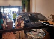 Mengemudi Mobil Sendiri, Pria 80 Tahun Tabrak Toko Perlengkapan Alat Rohani di Kota Malang