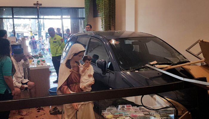 Mengemudi Mobil Sendiri, Pria 80 Tahun Tabrak Toko Perlengkapan Alat Rohani di Kota Malang