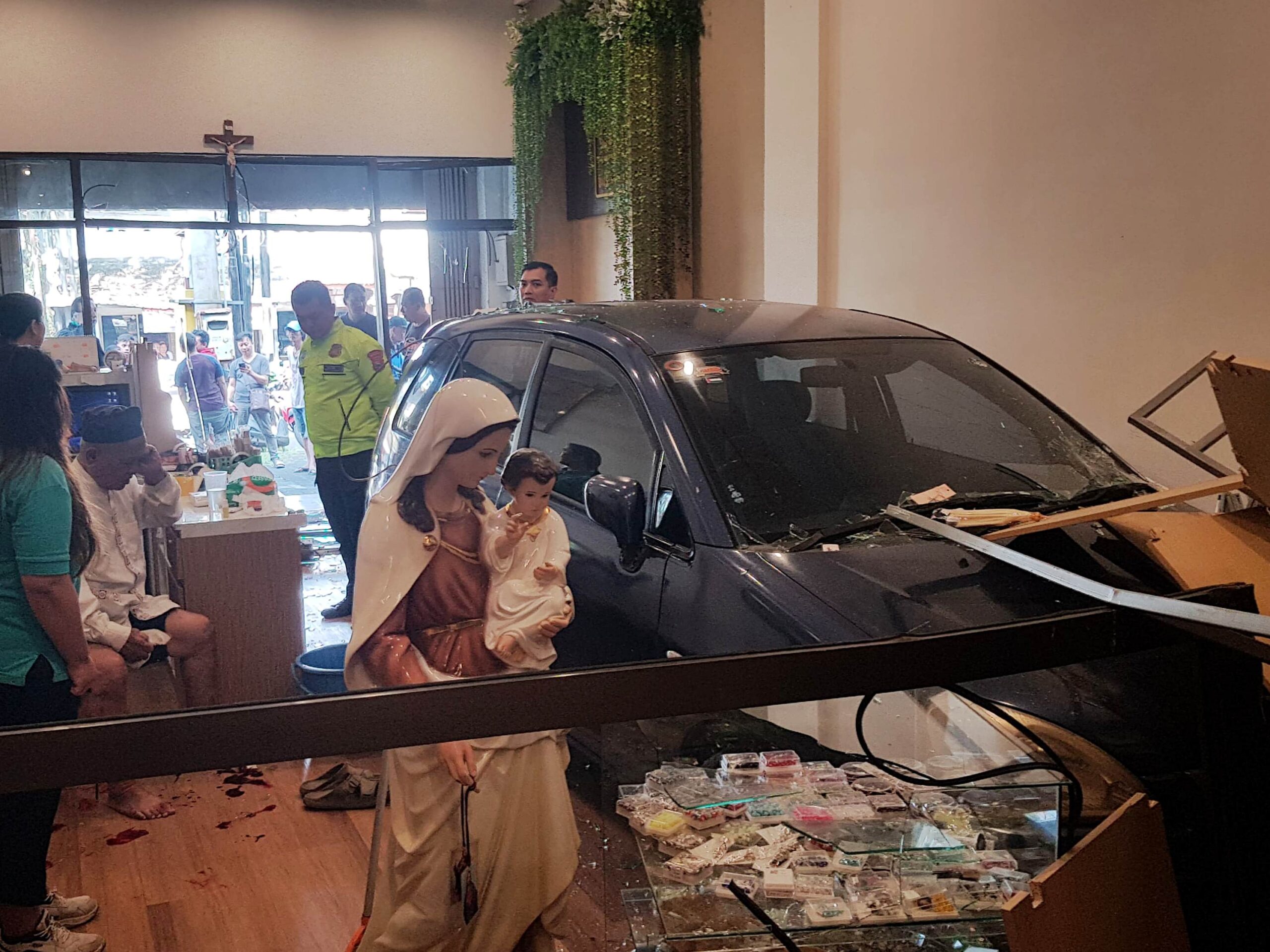 Mengemudi Mobil Sendiri, Pria 80 Tahun Tabrak Toko Perlengkapan Alat Rohani di Kota Malang