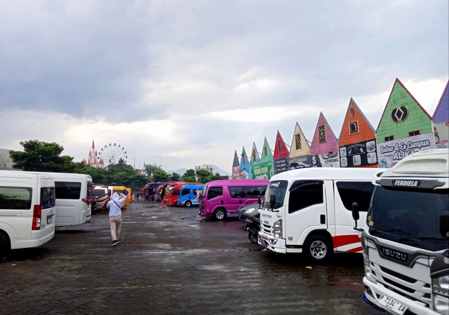 Adanya wacana penyegelan Florawisata Santerra De Laponte di Desa Pandesari, Kecamatan pujon, Kabupaten Malang membuat banyak warga sekitar menyerukan perlawanan.