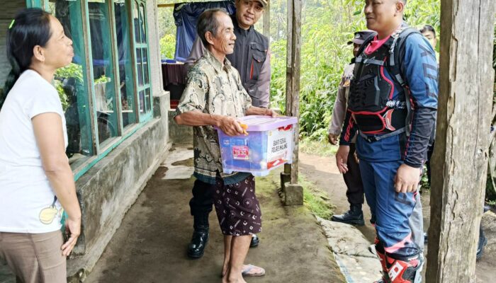 Bakti Sosial HUT Bhayangkara ke-79, Polres Malang Salurkan Bantuan dan Sosialisasikan Layanan 110