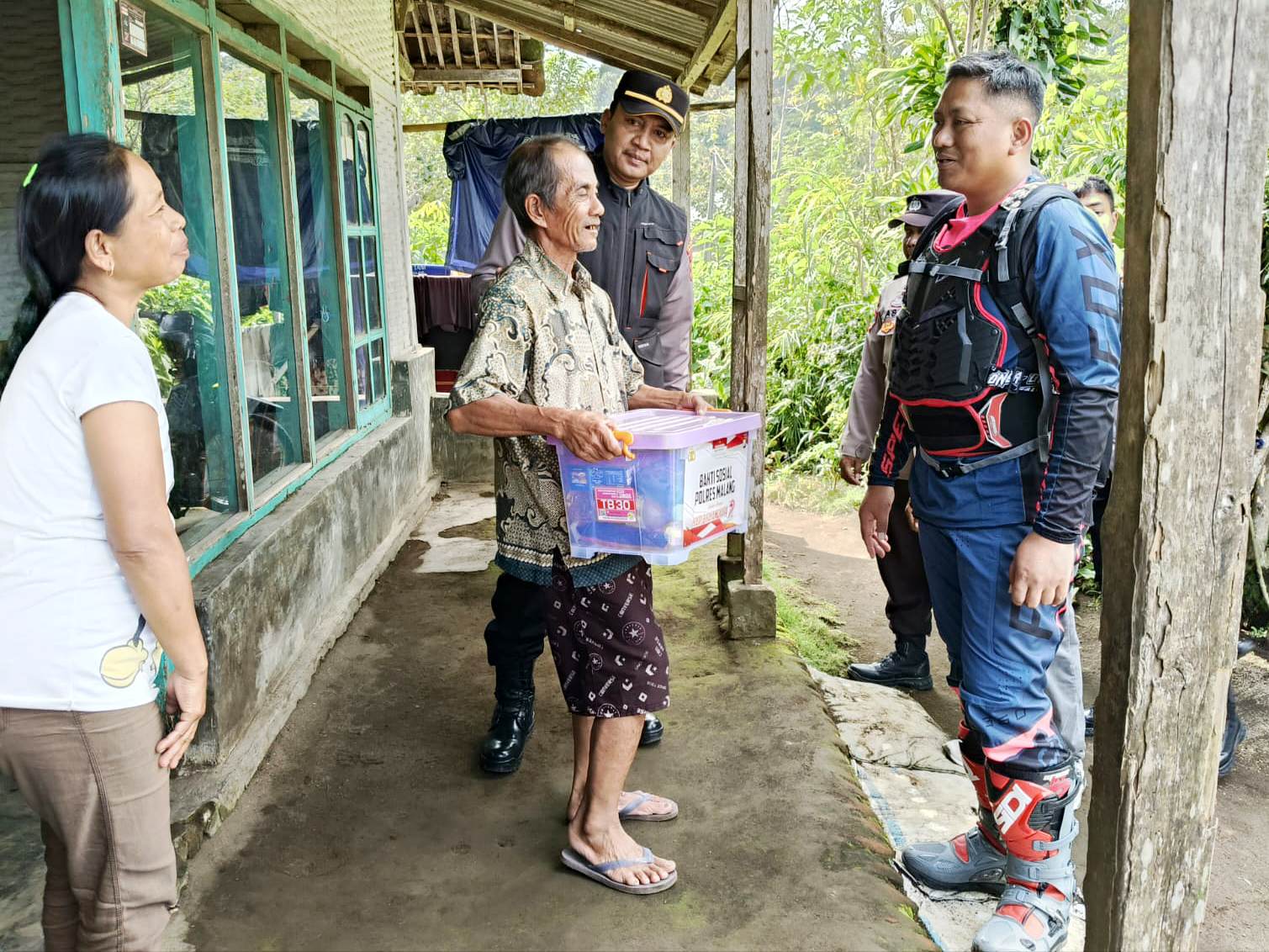 Bakti Sosial HUT Bhayangkara ke-79, Polres Malang Salurkan Bantuan dan Sosialisasikan Layanan 110