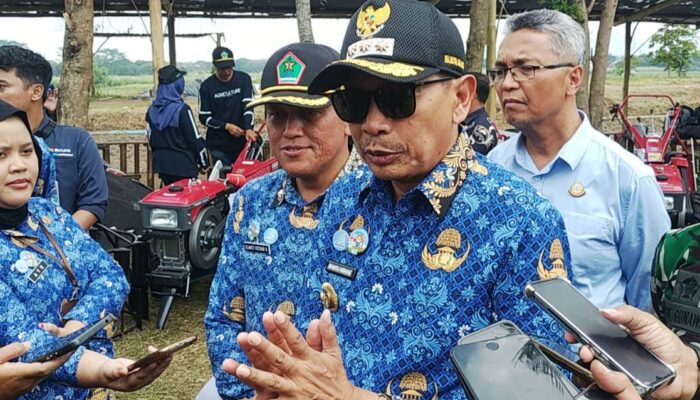 Pertahankan Lahan Produktif di Tengah Kota, Wali Kota Malang Serahkan Bantuan Pertanian ke Petani Wonokoyo