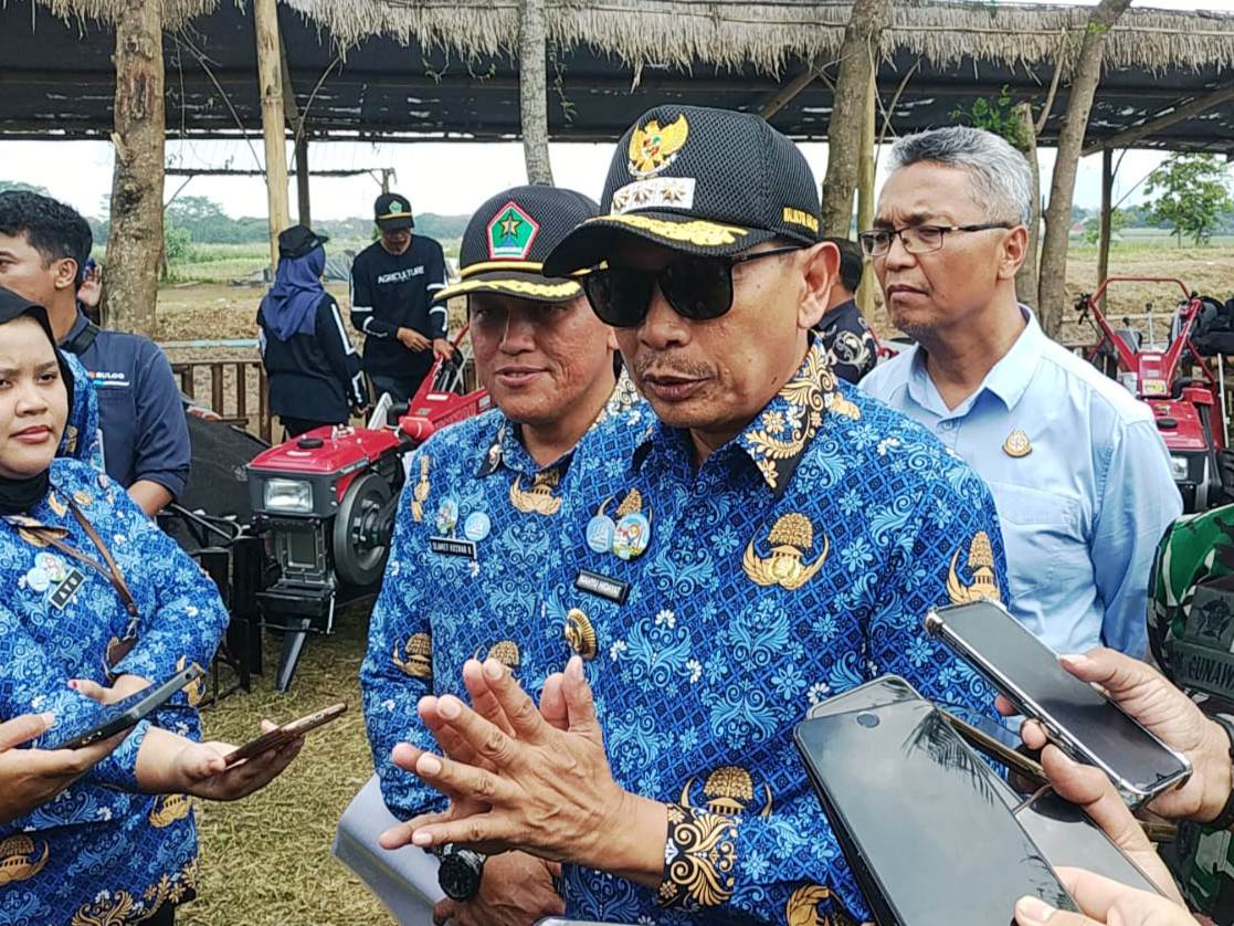 Pertahankan Lahan Produktif di Tengah Kota, Wali Kota Malang Serahkan Bantuan Pertanian ke Petani Wonokoyo