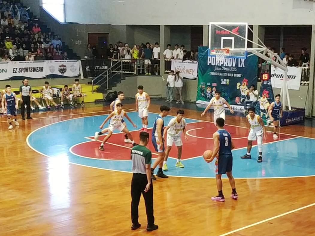 Tim bola basket putra Kota Malang memastikan langkah ke babak delapan besar dalam ajang Pekan Olahraga Provinsi (PORPROV) IX Jawa Timur 2025, setelah mengalahkan tim Kota Blitar, Rabu (18/6/2025), di GOR Bima Sakti dengan skor 77-42.