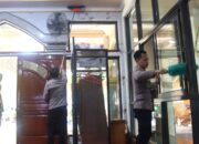 Dalam mewujudkan semangat menyambut Hari Bhayangkara ke-79 untuk melayani masyarakat, para anggota kepolisian di Malang turun langsung membersihkan Masjid Babussalam di Kecamatan Kepanjen, Kabupaten Malang, Rabu (18/6/2025).