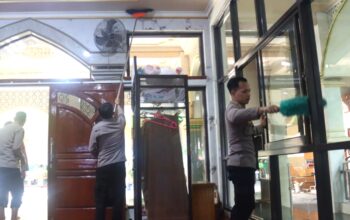 Dalam mewujudkan semangat menyambut Hari Bhayangkara ke-79 untuk melayani masyarakat, para anggota kepolisian di Malang turun langsung membersihkan Masjid Babussalam di Kecamatan Kepanjen, Kabupaten Malang, Rabu (18/6/2025).