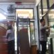 Wujudkan Semangat Bhayangkara Melayani Masyarakat, Polisi di Malang Turun Langsung Bersihkan Tempat Ibadah