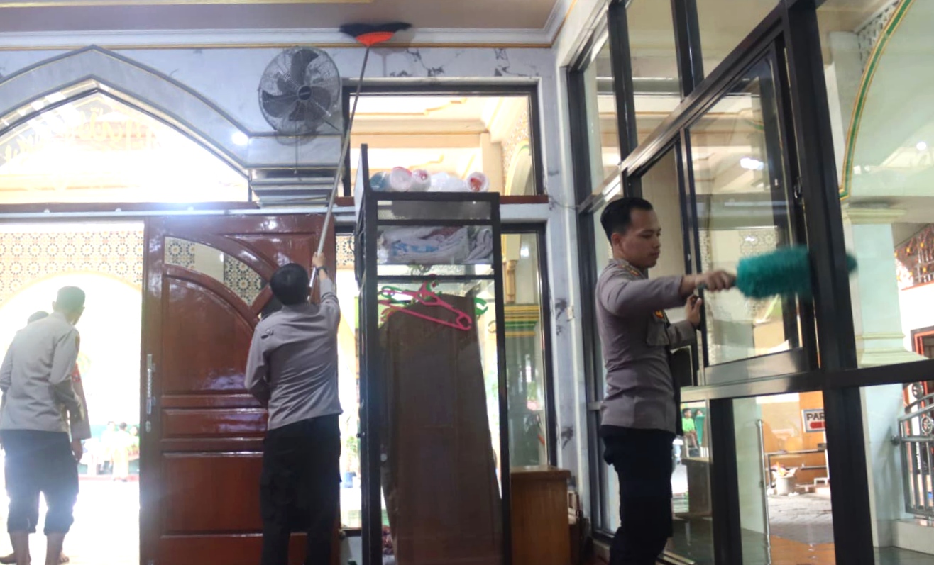 Dalam mewujudkan semangat menyambut Hari Bhayangkara ke-79 untuk melayani masyarakat, para anggota kepolisian di Malang turun langsung membersihkan Masjid Babussalam di Kecamatan Kepanjen, Kabupaten Malang, Rabu (18/6/2025).