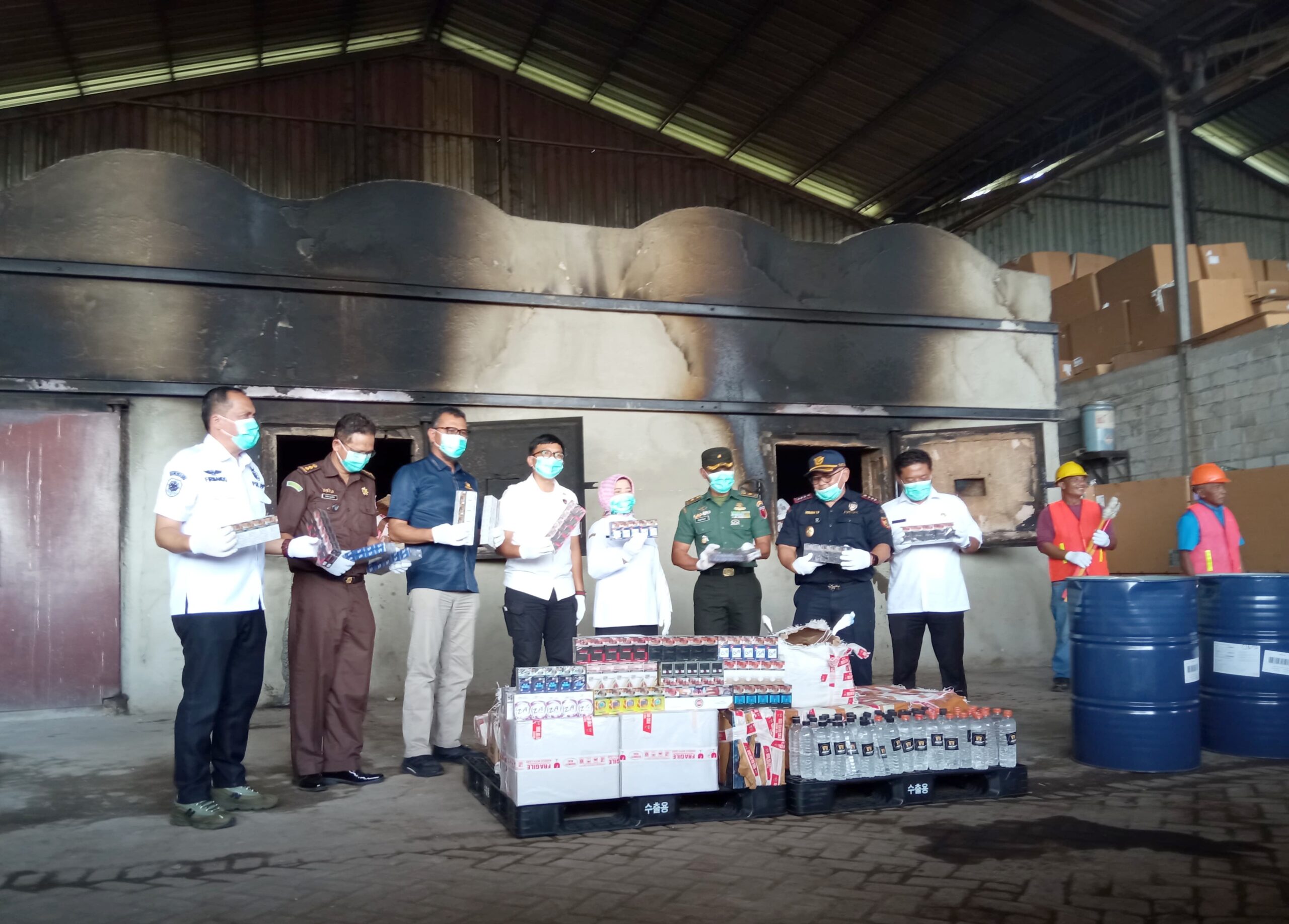 Pemkab Malang dan Bea Cukai musnahkan 3,5 juta batang rokok ilegal dan 264,9 liter minuman keras tanpa izin. Penindakan ini hasil operasi akhir 2024 hingga April 2025 dengan potensi kerugian negara Rp2,7 miliar.