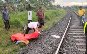 Warga kawasan Gadang, Kecamatan Sukun, Kota Malang, dikejutkan dengan penemuan mayat seorang remaja di tengah rel kereta api, pada Kamis pagi (19/6/2025).