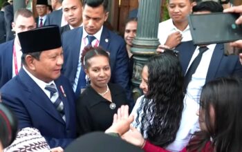 Kunjungan Presiden Republik Indonesia, Prabowo Subianto di Rusia disambut dengan meriah dan penuh antusias oleh puluhan Warga Negara Indonesia dari berbagai kalangan, mulai dari diaspora hingga mahasiswa, di lobi hotel, St. Petersburg, Rabu (18/06/2025).