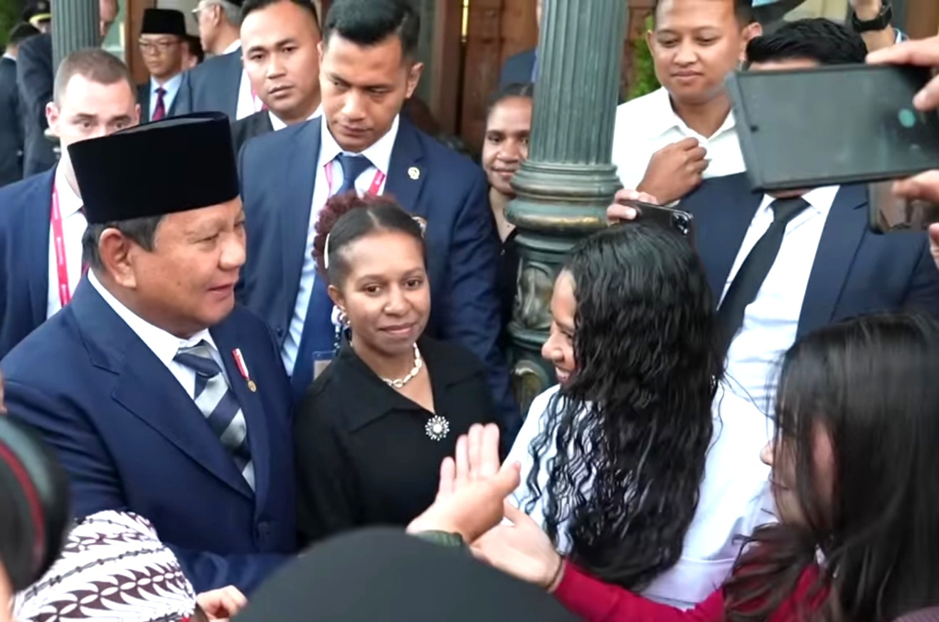 Kunjungan Presiden Republik Indonesia, Prabowo Subianto di Rusia disambut dengan meriah dan penuh antusias oleh puluhan Warga Negara Indonesia dari berbagai kalangan, mulai dari diaspora hingga mahasiswa, di lobi hotel, St. Petersburg, Rabu (18/06/2025).