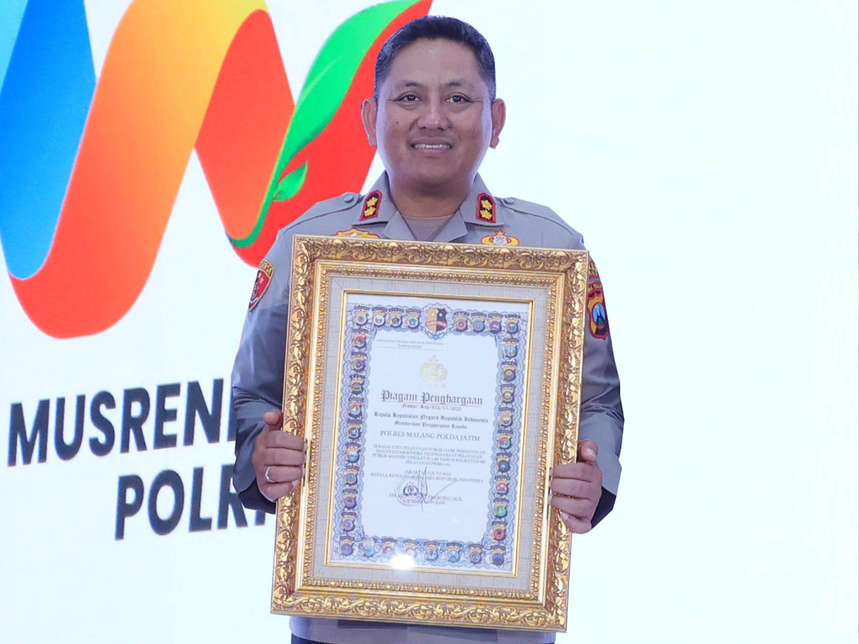 Komitmen Polres Malang dalam memberikan pelayanan terbaik kepada masyarakat membuahkan hasil. Dalam ajang Musyawarah Perencanaan Pembangunan (Musrenbang) Polri Tahun 2025, Polres Malang berhasil meraih penghargaan Pelayanan Prima dari Kementerian Pendayagunaan Aparatur Negara dan Reformasi Birokrasi (KemenPAN-RB).