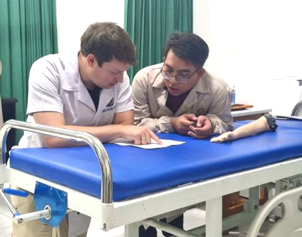 Suasana penuh semangat dan kebanggaan menyelimuti laboratorium keperawatan Universitas Muhammadiyah Malang (UMM). Saat 19 peserta Program Pendidikan Profesi Ners dari kampus ini melakoni intervensi  bersama dua native speaker asal Jerman, Zarawanda Faradisa El Dzikri dan Jann Meinhard Schröder. 