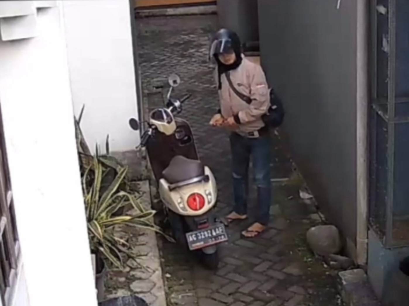 Aksi Curanmor Terekam CCTV di Sumbersari Malang, Pelaku Gondol Honda Scoopy Milik Tamu Kos
