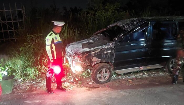 Mobil Toyota Kijang Tabrak Rumah Warga di Tumpang Malang, Dua Penumpang Luka