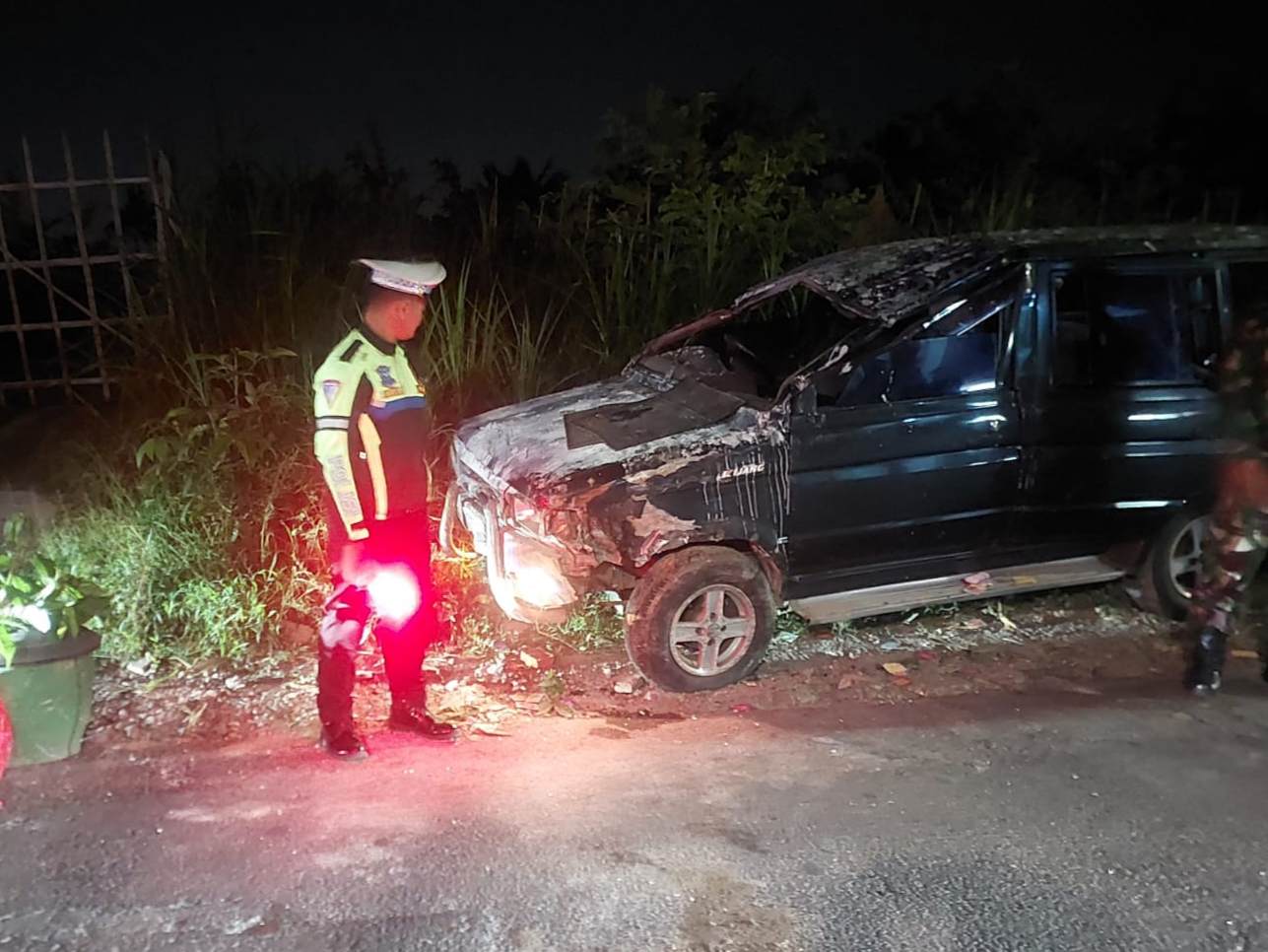 Mobil Toyota Kijang Tabrak Rumah Warga di Tumpang Malang, Dua Penumpang Luka