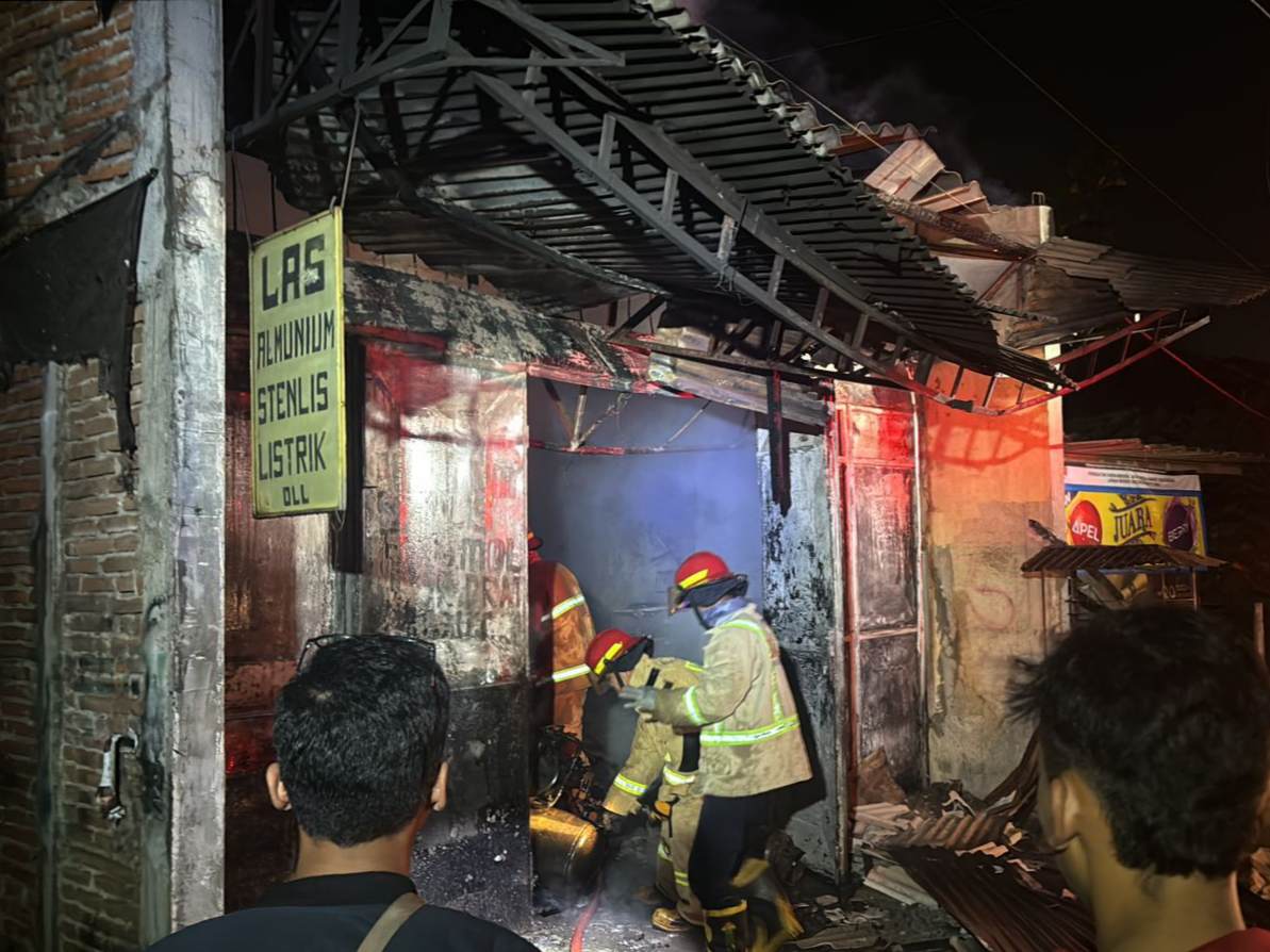 Korsleting Listrik Picu Kebakaran Bengkel Las di Pakis Malang, Kerugian Capai Rp 300 Juta
