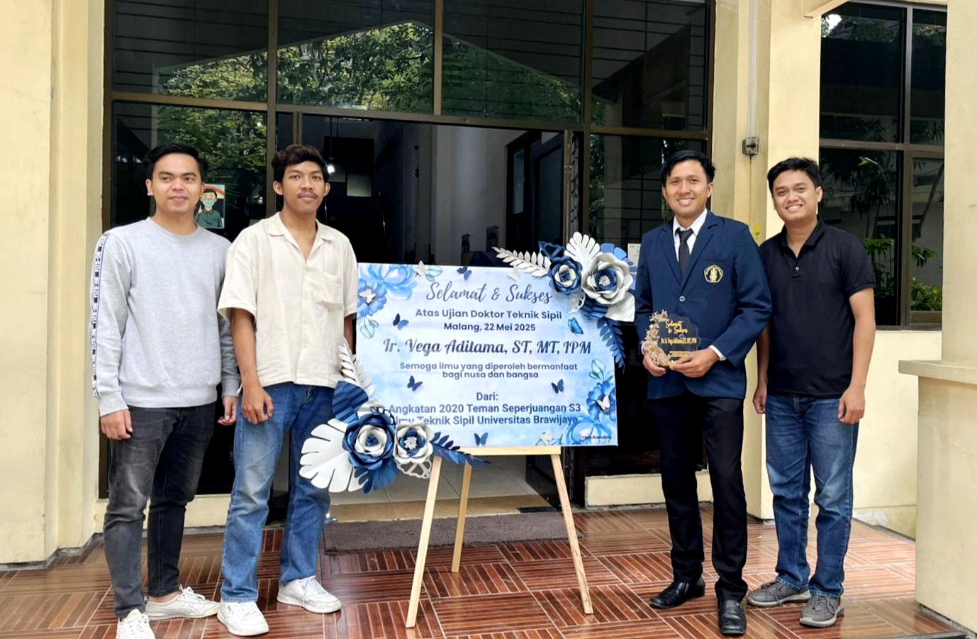 Desain struktur bangunan seringkali luput dari pertimbangan beban impak, padahal dampaknya bisa sangat merusak. Namun, Dr. Ir. Vega Aditama, ST., MT., IPM, dosen Teknik Sipil S-1, Institut Teknologi Nasional Malang (ITN Malang) justru menjadikan tantangan ini sebagai fokus disertasinya. Ia berhasil meraih gelar Doktor Teknik Sipil  dengan riset berjudul 'Pengaruh Serat Bambu terhadap Ketahanan Impak Beton Bertulang'.