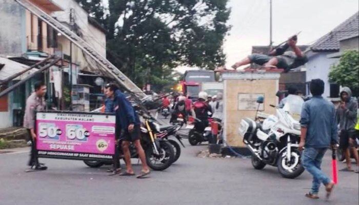 Monumen Patung Pahlawan Baidjuri di Pakisaji Malang Roboh Tertimpa Tiang Gegara Truk Tebu