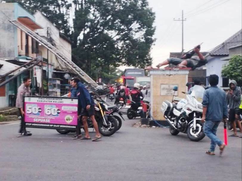 Monumen Patung Pahlawan Baidjuri di Pakisaji Malang Roboh Tertimpa Tiang Gegara Truk Tebu