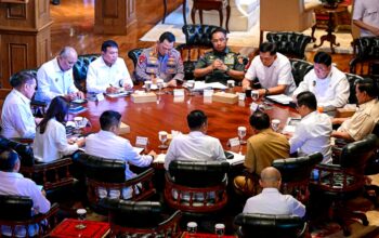 Presiden Prabowo Subianto memanggil sejumlah Menteri untuk membahas kondisi global dalam pertemuan terbatas bersama jajaran Menteri Koordinator Bidang Politik dan Keamanan (Polkam) di kediaman pribadinya di Hambalang, Kabupaten Bogor, Jawa Barat, pada Senin (23/06/2025) kemarin.