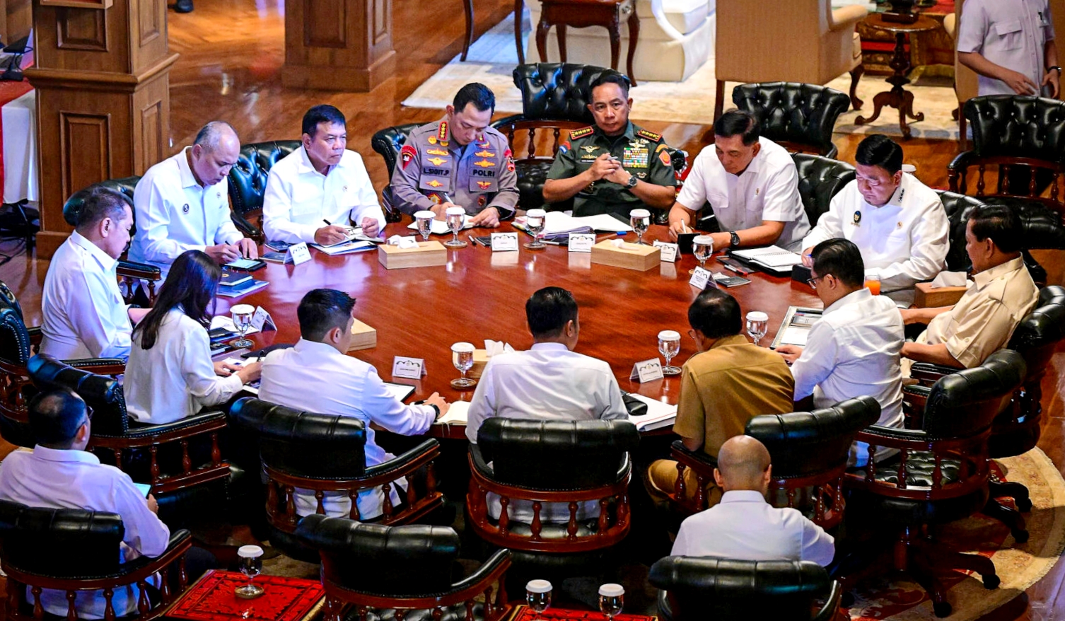 Presiden Prabowo Subianto memanggil sejumlah Menteri untuk membahas kondisi global dalam pertemuan terbatas bersama jajaran Menteri Koordinator Bidang Politik dan Keamanan (Polkam) di kediaman pribadinya di Hambalang, Kabupaten Bogor, Jawa Barat, pada Senin (23/06/2025) kemarin.