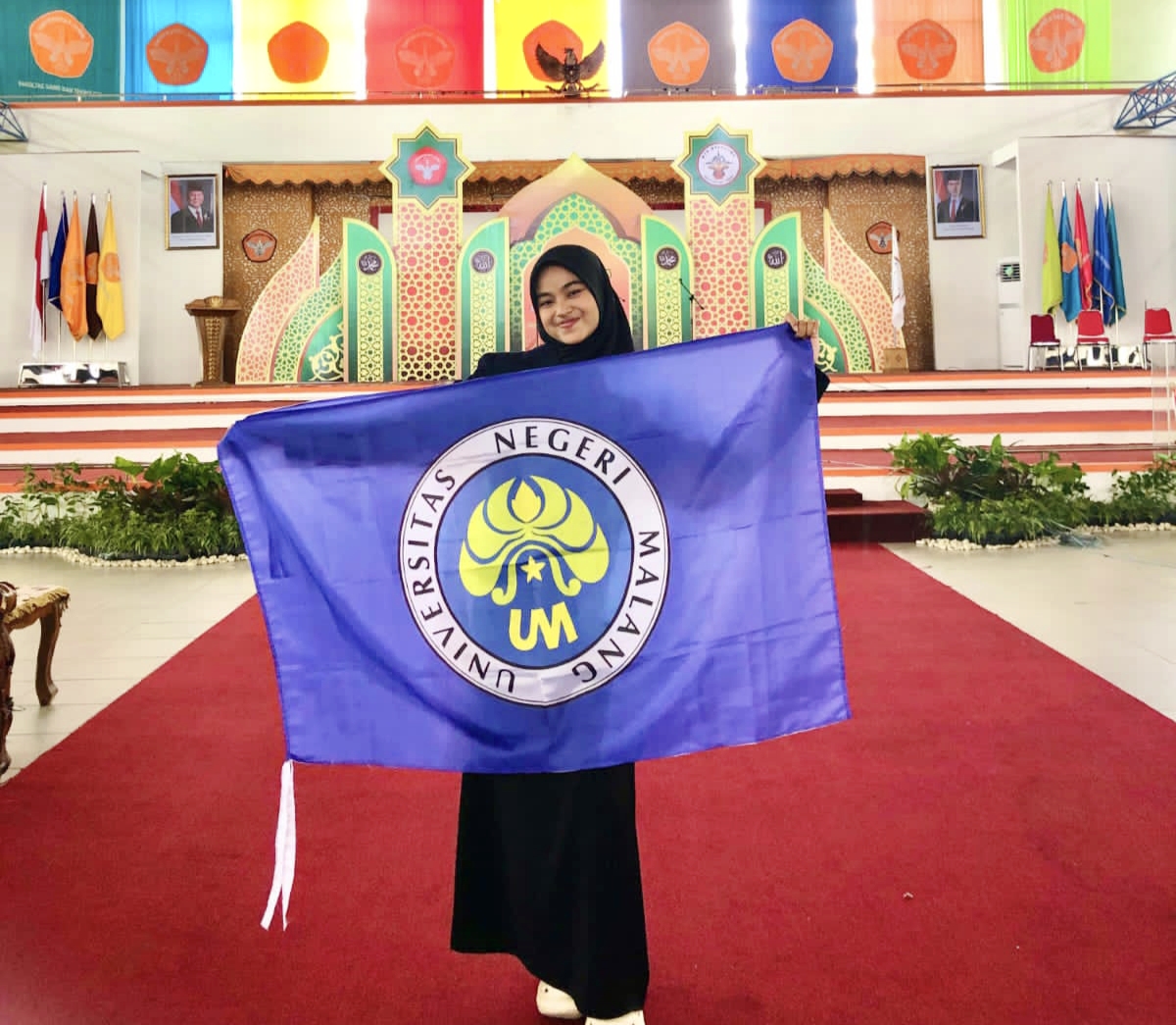 sebuah prestasi membanggakan hadir dari kampus kebanggaan, Universitas Negeri Malang (UM). Heni Nuraeni, mahasiswa Program Studi Pendidikan Guru Sekolah Dasar (PGSD), sukses meraih Juara III dalam ajang MTQ Mahasiswa Internasional. 