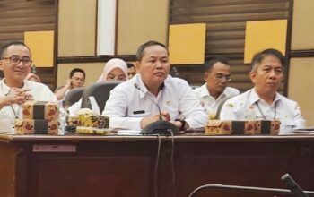 Aroma persaingan memperebutkan jabatan Sekretaris Daerah (Sekda) Kabupaten Malang kian terasa menyengat. Di balik senyum formal dan salam hormat antarkandidat, aroma 'perang dingin' bahkan disebut-sebut sudah menjurus ke 'perang gaib'.