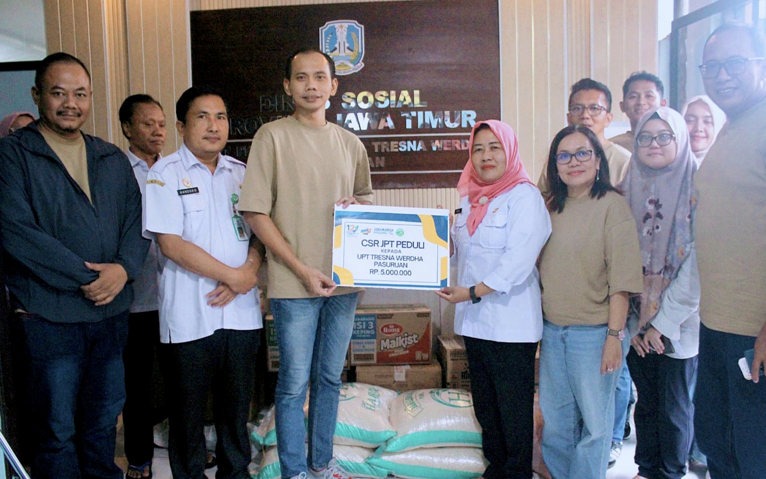 Dalam rangka memperingati Hari Ulang Tahun (HUT) ke-12, PT Jasamarga Pandaan Tol (PT JPT) menggelar kegiatan sosial dengan berbagi santunan kepada Panti Asuhan Siti Fatimah dan Panti Werdha yang berada di wilayah sekitar koridor jalan tol Gempol-Pandaan.