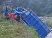 Sebuah truk bermuatan besar dilaporkan tergelincir ke sungai kecil di Dusun Tunggul, Desa Sumberdem, Kecamatan Dampit, Kabupaten Malang, pada Rabu siang (25/6/2025).