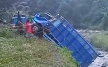 Sebuah truk bermuatan besar dilaporkan tergelincir ke sungai kecil di Dusun Tunggul, Desa Sumberdem, Kecamatan Dampit, Kabupaten Malang, pada Rabu siang (25/6/2025).