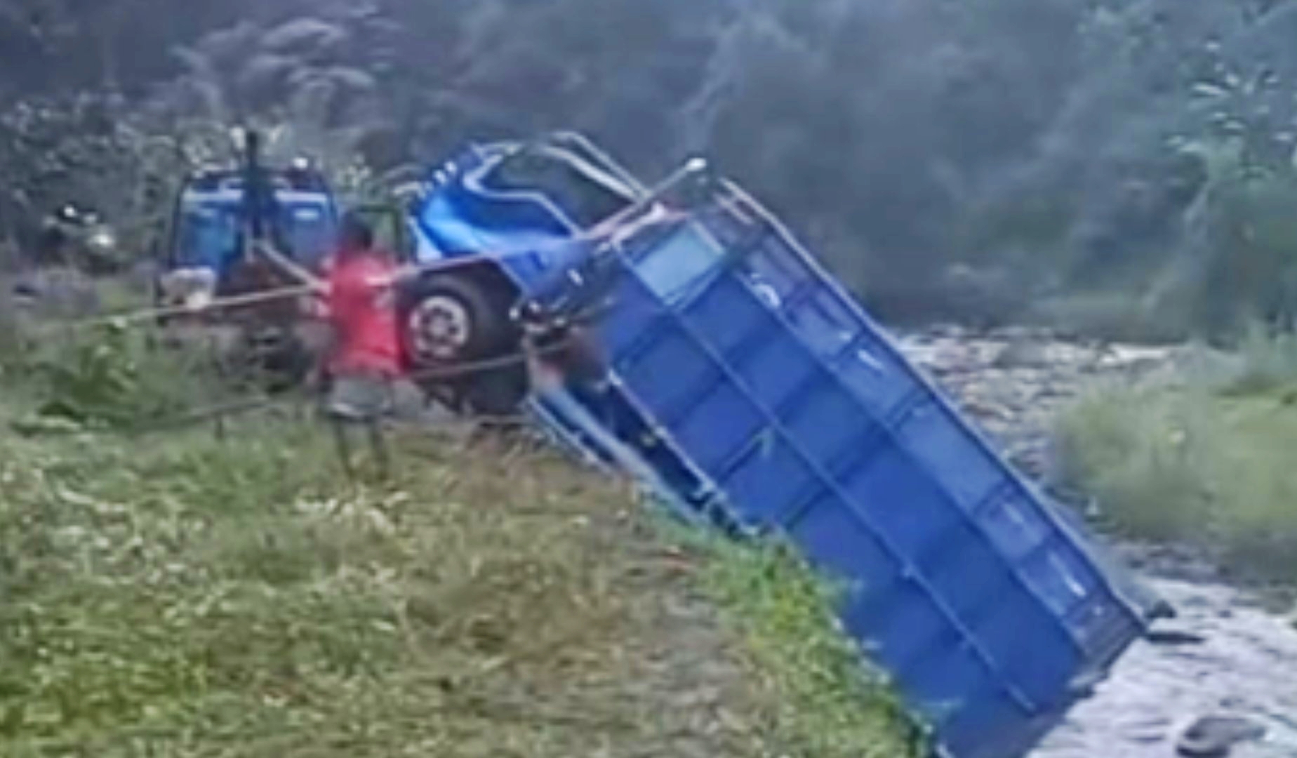 Sebuah truk bermuatan besar dilaporkan tergelincir ke sungai kecil di Dusun Tunggul, Desa Sumberdem, Kecamatan Dampit, Kabupaten Malang, pada Rabu siang (25/6/2025).