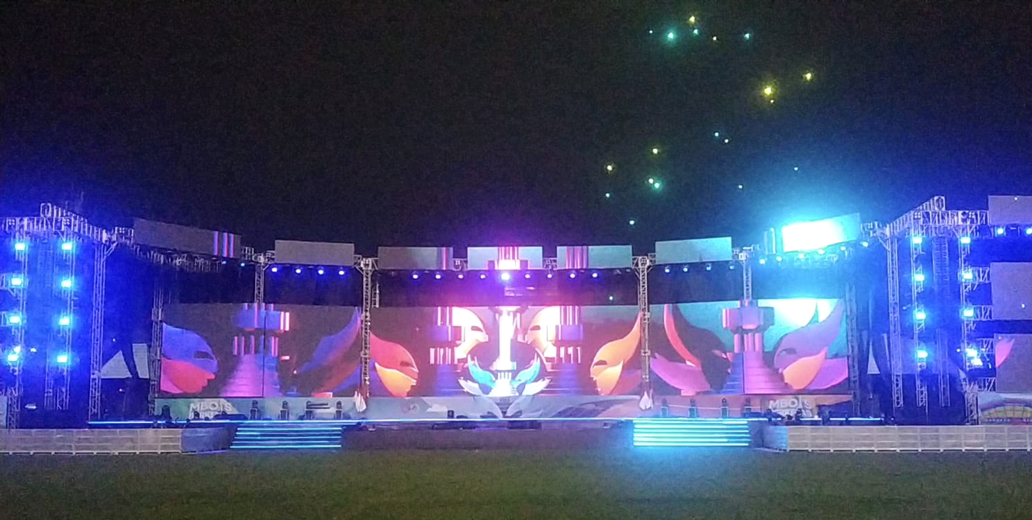 Formasi cahaya yang mengambang di udara itu tampil memukau di atas Stadion Gajayana dalam pembukaan resmi Pekan Olahraga Provinsi (Porprov) Jawa Timur IX, Sabtu (28/6) malam.