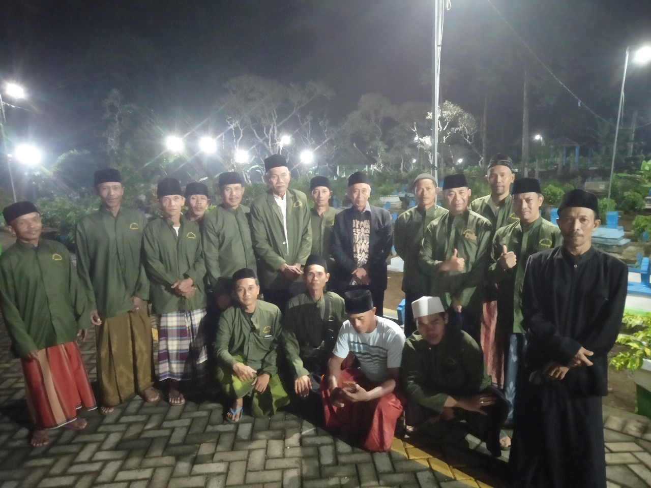 Kegiatan ini menjadi simbol kekompakan warga dalam menjaga tradisi dan mendoakan para leluhur.