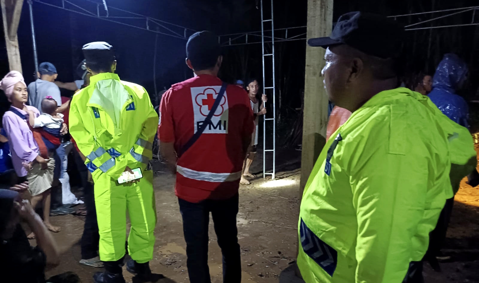 Suasana duka menyelimuti warga Desa Clumprit, Kecamatan Pagelaran, Kabupaten Malang, usai seorang bocah berusia enam tahun ditemukan meninggal dunia setelah tenggelam di Sungai Njaruman, Sabtu (28/06/2025) sore.
