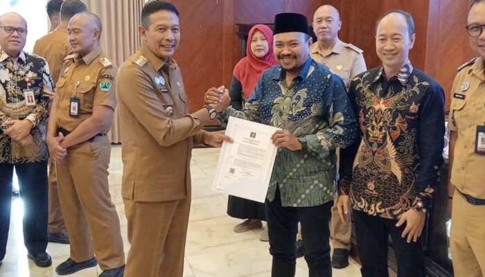 Wali Kota Malang Serahkan SK Koperasi Merah Putih ke 57 Kelurahan, Apresiasi Kuat untuk Peran Notaris