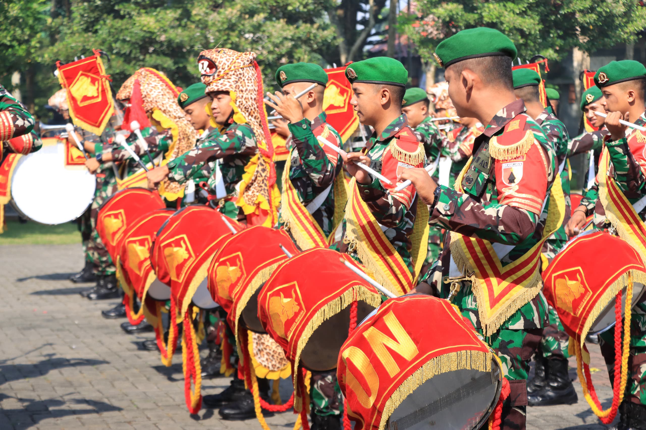 Drumband Yonzipur 5/ABW Curi Perhatian di Hari Bhayangkara ke-79 Polres Malang