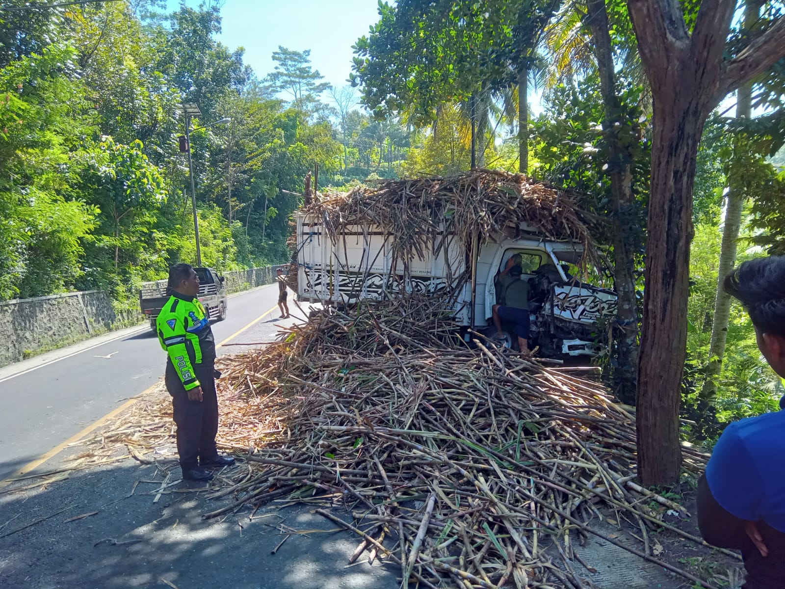Dua Truk Terlibat Kecelakaan di Dampit Malang, Satu Pengemudi Alami Patah Tulang