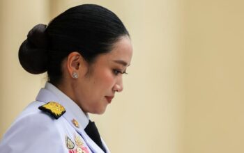 Di tengah ketidakpastian politik yang membayangi Thailand, partai-partai oposisi memilih langkah hati-hati. Mereka sepakat menunda mosi tidak percaya terhadap Perdana Menteri Paetongtarn Shinawatra yang saat ini diskors dari jabatannya, sambil menunggu keputusan Mahkamah Konstitusi