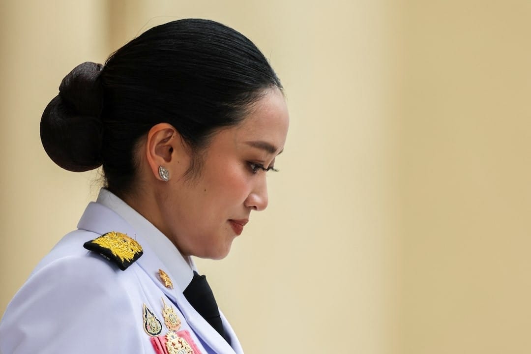 Di tengah ketidakpastian politik yang membayangi Thailand, partai-partai oposisi memilih langkah hati-hati. Mereka sepakat menunda mosi tidak percaya terhadap Perdana Menteri Paetongtarn Shinawatra yang saat ini diskors dari jabatannya, sambil menunggu keputusan Mahkamah Konstitusi