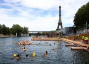 Untuk pertama kalinya sejak tahun 1923, warga Paris dan wisatawan kini bisa berenang kembali di Sungai Seine.